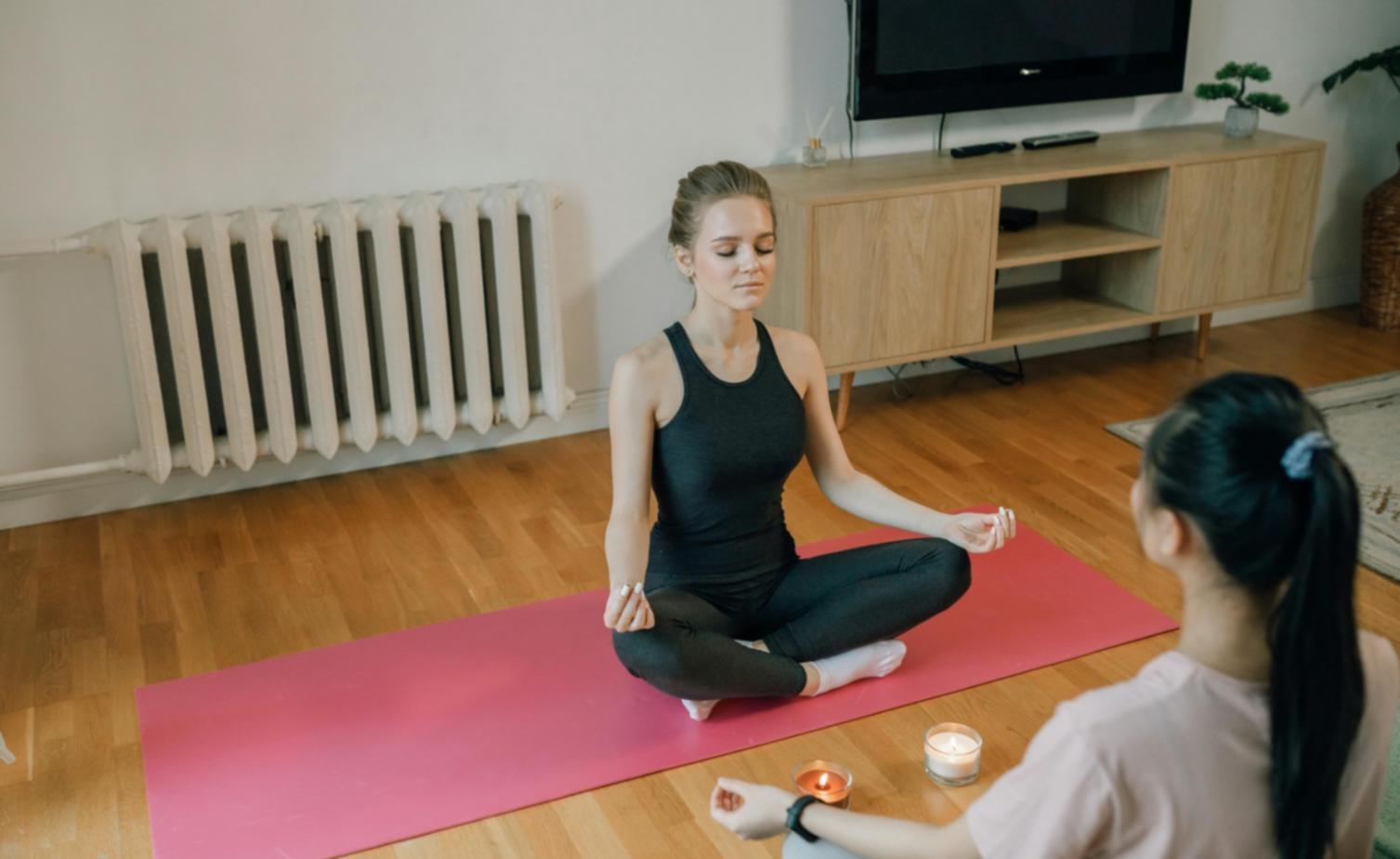 Ruhige Meditationsecke mit natürlichem Licht